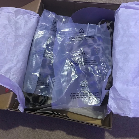 MUST GO OBO! Ugg’s VS SLIDES-Fluff Yeah Slide🐆VERY RARE PAIR! SEE DETAILS🌟 - Picture 6 of 6